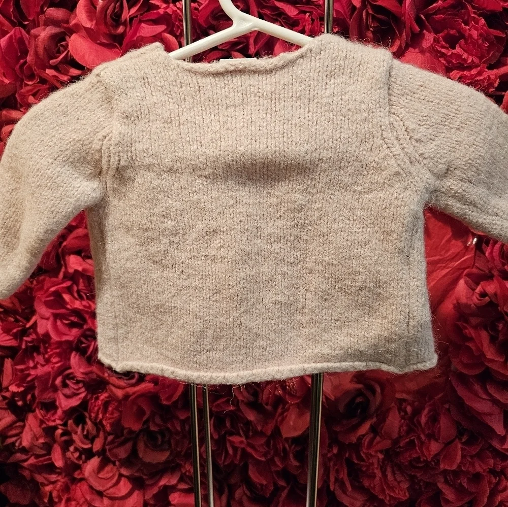 Gap 6-12 months sweater, missing loop to latch button